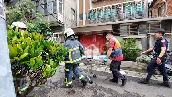 ▲台北市士林區下樹林街發生嫌犯卡進房屋窄縫事件，人遭反手上銬送醫。（圖／記者黃彥傑攝，下同）