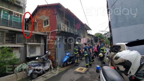 ▲台北市士林區下樹林街發生嫌犯卡進房屋窄縫事件，人遭反手上銬送醫。（圖／記者黃彥傑攝，下同）