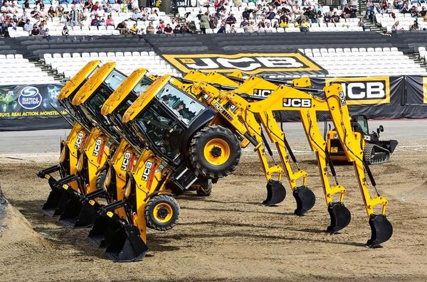 英國的重工業巨頭JCB是一家專門製造挖土機、拖拉機等重型機械的公司。