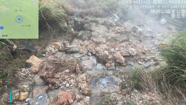 ▲▼      七星山主峰步道小型坍方      。（圖／翻攝陽明山國家公園臉書）