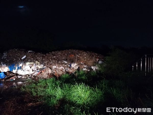 ▲台17線將軍溪西南側魚電共生案場，遭不明人士傾倒棄物，目前台南市警學甲分局與台南市環保局循線追查涉案人中。（圖／記者林東良翻攝，下同）