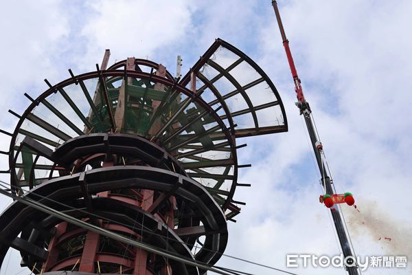 ▲名間鄉松柏嶺高空觀景平台「松嶺之星」日前上樑。（圖／南投縣政府提供）