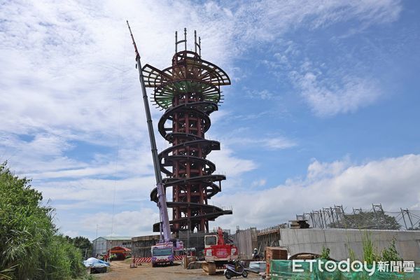 ▲名間鄉松柏嶺高空觀景平台「松嶺之星」23日進行上樑。（圖／南投縣政府提供，下同）