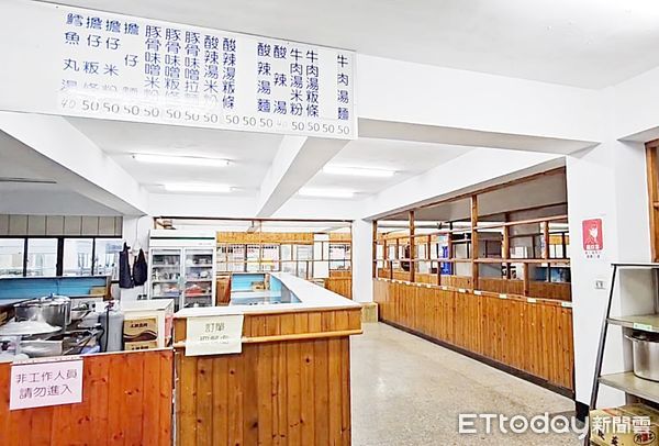 ▲桃園市某高中女生最近在學校販售僅19元泡麵卻以30元賣給同學，結果在網路上引發網友熱議，圖為該校福利社。（圖／記者沈繼昌翻攝）