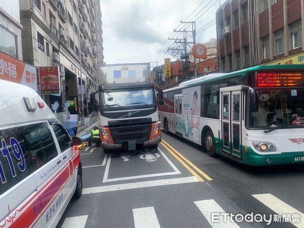 ▲▼96歲阿公違規穿越馬路，在大貨車綠燈起步時，未注意車前阿公，直接將他撞倒輾過             。（圖／記者陳以昇翻攝）