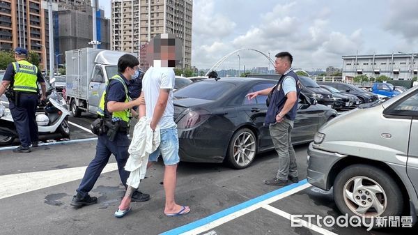 ▲▼19歲葉女無照開著假車牌賓士去弔唁，車內2男還帶毒k菸             。（圖／記者陳以昇翻攝）