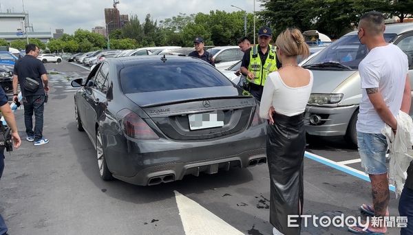 ▲▼19歲葉女無照開著假車牌賓士去弔唁，車內2男還帶毒k菸             。（圖／記者陳以昇翻攝）