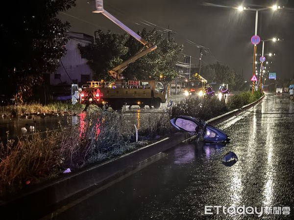 ▲▼新竹湖口八德路車禍，賓士打滑撞斷電桿，騎士遭電線絆倒，機車噴飛。（圖／記者楊永盛翻攝）