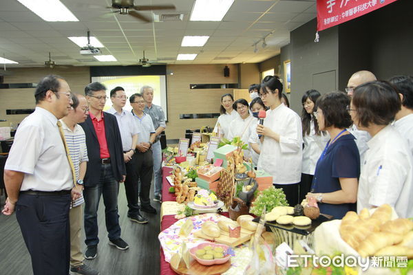 ▲中華醫大手作烘焙技能訓練班結訓成果展，孫逸民校長、台南市府勞工局周義連課程（中排左五、左六）等師長與學員們開心歡慶結業，學員以麵包、餅乾呈現400意涵，也以薯芋泥作成安平劍獅茶點。（圖／記者林東良翻攝，下同）