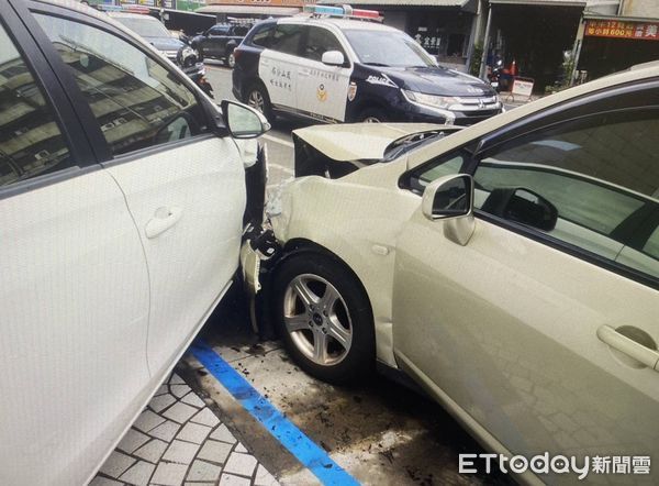 ▲▼氣爛車修不好「故障暴衝」毀2汽車1機車，駕駛一拳打爆車窗洩憤。（圖／記者賴文萱翻攝）