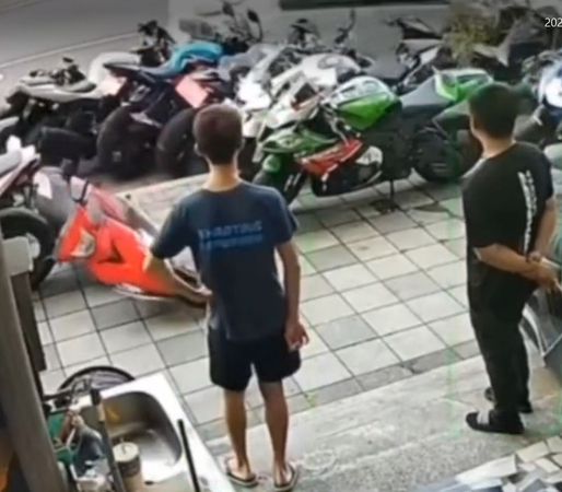 ▲台南市永康區永安路一處機車行前，23日下午1部自小客車不知何故，車子硬推機車行停放路肩上的整排機車及1部自小客車，造成11汽機車受損。（圖／翻攝自社會事新聞影音，下同）