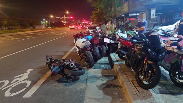 ▲台南市永康區永安路一處機車行前，23日下午1部自小客車不知何故，車子硬推機車行停放路肩上的整排機車及1部自小客車，造成11汽機車受損。（圖／翻攝自社會事新聞影音，下同）