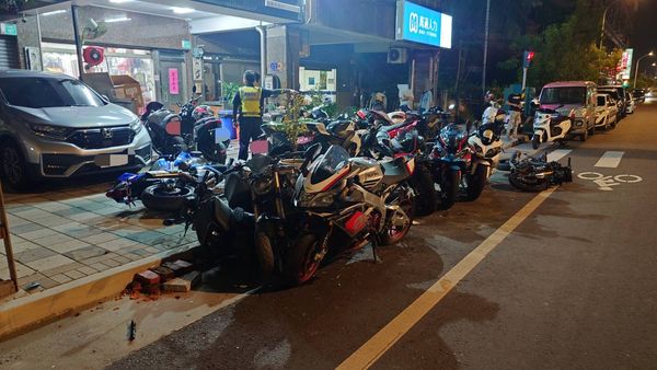 ▲台南市永康區永安路一處機車行前，23日下午1部自小客車不知何故，車子硬推機車行停放路肩上的整排機車及1部自小客車，造成11汽機車受損。（圖／翻攝自社會事新聞影音，下同）