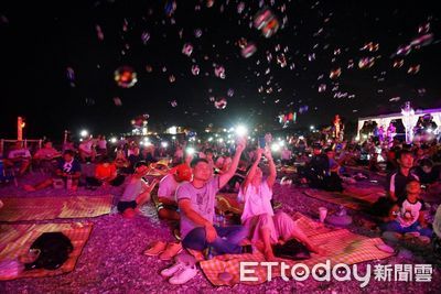 花蓮星光音樂會玩創意　太空真人夾娃娃機助陣