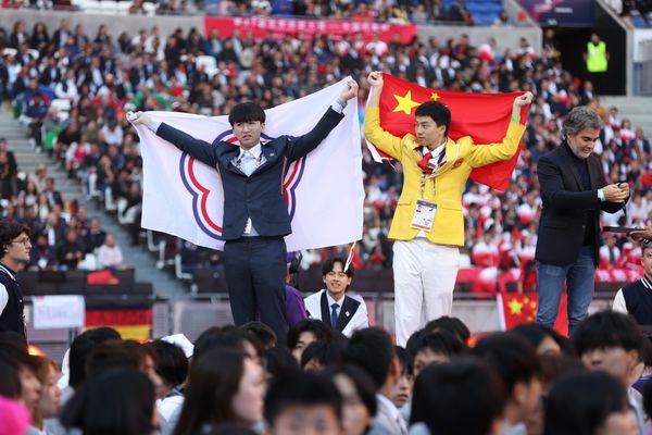 ▲彰化崇實高工校友參加法國技能競賽與大陸選手同獲銀牌佳績。（圖／員林崇實高工提供）