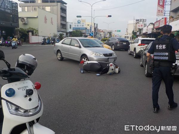 ▲台南市永康區中正南路與中正南路220巷口，發生自小客車與警用機車車禍事件，員警人車倒地受傷送醫。（圖／記者林東良翻攝，下同）