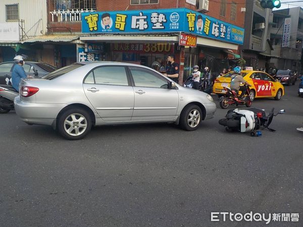 ▲台南市永康區中正南路與中正南路220巷口，發生自小客車與警用機車車禍事件，員警人車倒地受傷送醫。（圖／記者林東良翻攝，下同）