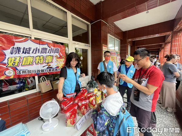 ▲▼  嘉義分署假日參與國稅局東吳高職宣導活動結合小農小商特賣及打詐宣導人潮不斷  。（圖／行政執行署嘉義分署）