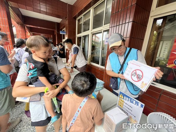 ▲▼  嘉義分署假日參與國稅局東吳高職宣導活動結合小農小商特賣及打詐宣導人潮不斷  。（圖／行政執行署嘉義分署）