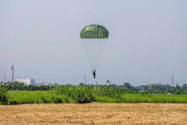 特種地形跳傘前置訓練　官兵熟稔傘具操作。（圖／軍聞社）