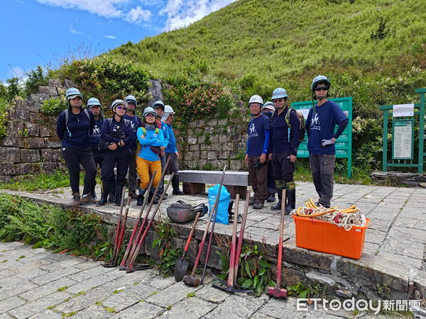 ▲▼步道志工和管理處同仁一行12人再次前往小奇萊步道，進行3天手作步道的維護工作。（圖／太管處提供，下同）