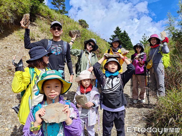 ▲▼步道志工和管理處同仁一行12人再次前往小奇萊步道，進行3天手作步道的維護工作。（圖／太管處提供，下同）