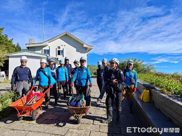 ▲▼步道志工和管理處同仁一行12人再次前往小奇萊步道，進行3天手作步道的維護工作。（圖／太管處提供，下同）