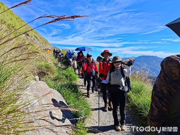 ▲▼步道志工和管理處同仁一行12人再次前往小奇萊步道，進行3天手作步道的維護工作。（圖／太管處提供，下同）