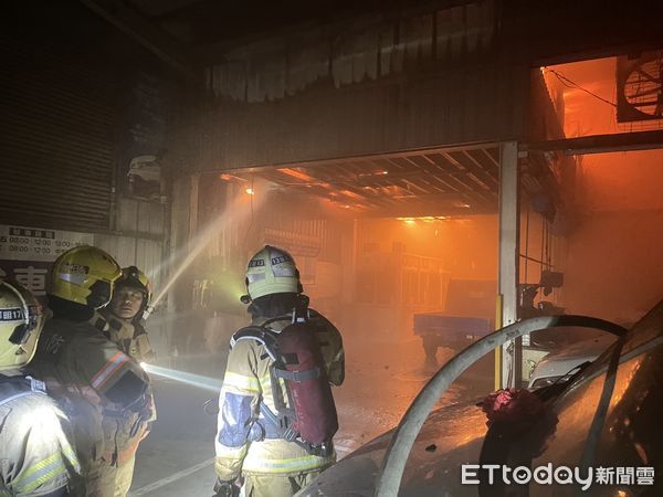 ▲▼      台南仁德一間驗車場凌晨發生火警       。（圖／記者林東良翻攝）