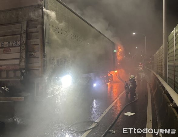 ▲▼      新竹大貨車火燒車      。（圖／記者陳凱力翻攝）