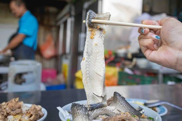 ▲▼台南阿喜虱目魚粥，超澎派海鮮粥用料滿成小山。（圖／部落客美熊提供）