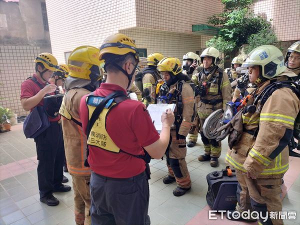 ▲台南市消防局第三救災救護大隊，25日在學甲消防隊轄內「學甲天下大樓」實施高樓搶救演練。（圖／記者林東良翻攝，下同）