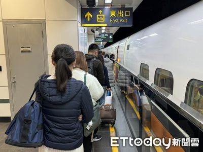 高鐵自由座排隊全被撞開！男替女友卡位挨轟　竟被爆是牙醫