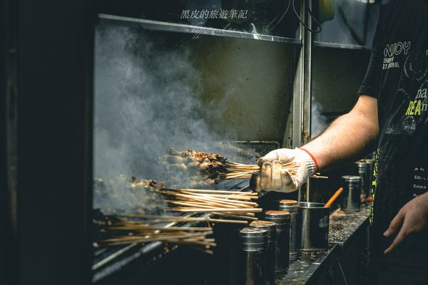 ▲▼深圳布心美食「巴汗羊肉串燒烤」，每個人至少都是20串起跳。（圖／部落客黑皮提供）