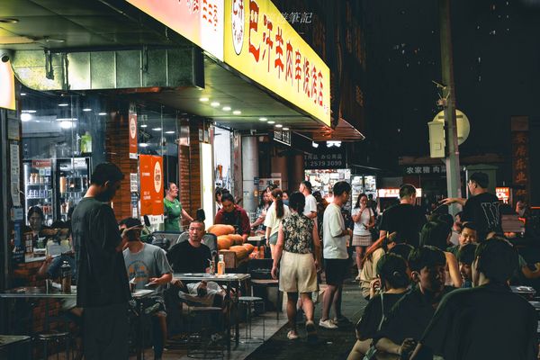 ▲▼深圳布心美食「巴汗羊肉串燒烤」，每個人至少都是20串起跳。（圖／部落客黑皮提供）