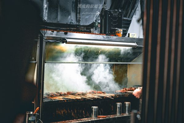 ▲▼深圳布心美食「巴汗羊肉串燒烤」，每個人至少都是20串起跳。（圖／部落客黑皮提供）