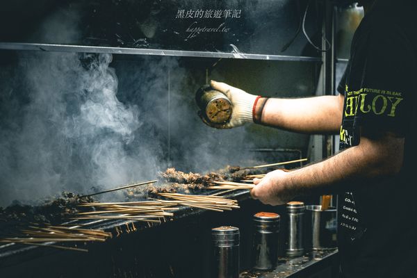 ▲▼深圳布心美食「巴汗羊肉串燒烤」，每個人至少都是20串起跳。（圖／部落客黑皮提供）