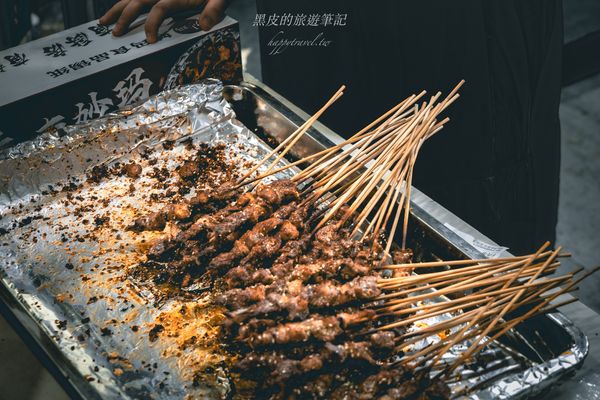 ▲▼深圳布心美食「巴汗羊肉串燒烤」，每個人至少都是20串起跳。（圖／部落客黑皮提供）