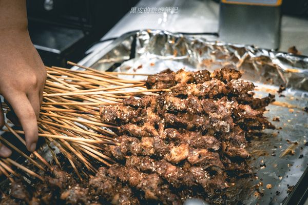 ▲▼深圳布心美食「巴汗羊肉串燒烤」，每個人至少都是20串起跳。（圖／部落客黑皮提供）