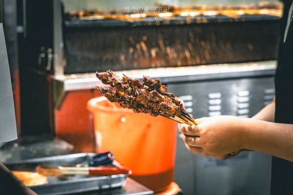 ▲▼深圳布心美食「巴汗羊肉串燒烤」，每個人至少都是20串起跳。（圖／部落客黑皮提供）