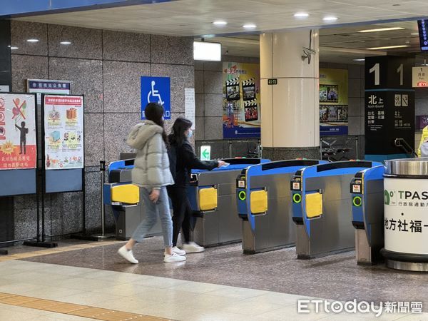 ▲▼台鐵,閘門,TPASS,旅客,驗票。（圖／記者李姿慧攝）