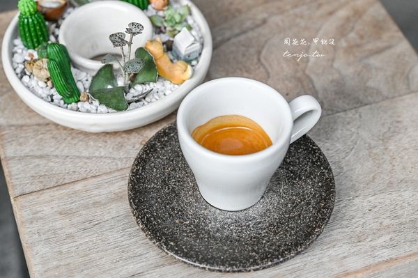 ▲▼捷運站旁城市綠洲咖啡店Coffee Sind ！充滿多肉植物。（圖／部落客周花花提供）