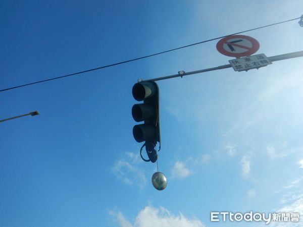 ▲▼大貨車帆布未綁緊搧海風，竟打壞號誌燈座。（圖／民眾提供，下同）