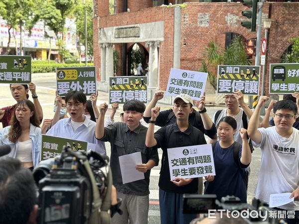 ▲東海女大生遭公車撞亡！學生重回路口批市府：2年前的承諾已忘了。（圖／記者許權毅攝）