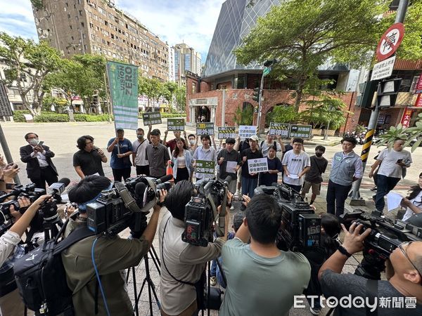 ▲東海女大生遭公車撞亡！學生重回路口批市府：2年前的承諾已忘了。（圖／記者許權毅攝）