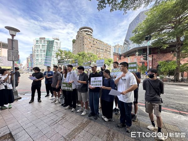 ▲東海女大生遭公車撞亡！學生重回路口批市府：2年前的承諾已忘了。（圖／記者許權毅攝）