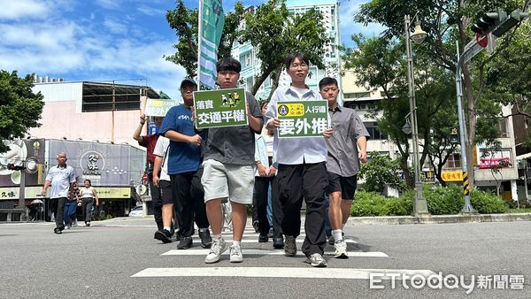 ▲東海女大生遭公車撞亡！學生重回路口批市府：2年前的承諾已忘了。（圖／記者許權毅攝）