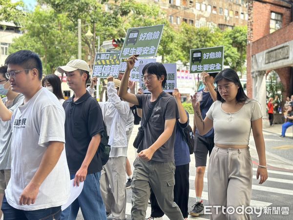 ▲東海女大生遭公車撞亡！學生重回路口批市府：2年前的承諾已忘了。（圖／記者許權毅攝）