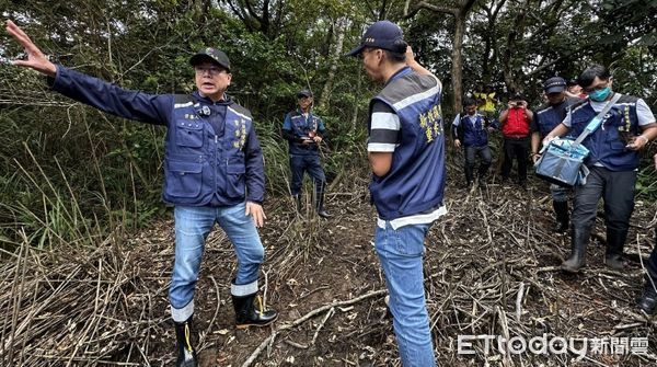 ▲▼ 新北環境稽查重案組召集人兼副市長劉和然，召集地主、環保局、新北刑大及保七刑大前往會勘。（圖／記者戴上容翻攝）