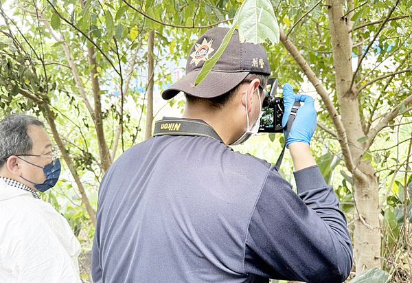 ▲桃園市動保處針對觀音區某農場傳出虐殺犬隻事件，動保處人員會同警方到場蒐證。（圖／桃市府動保處提供）